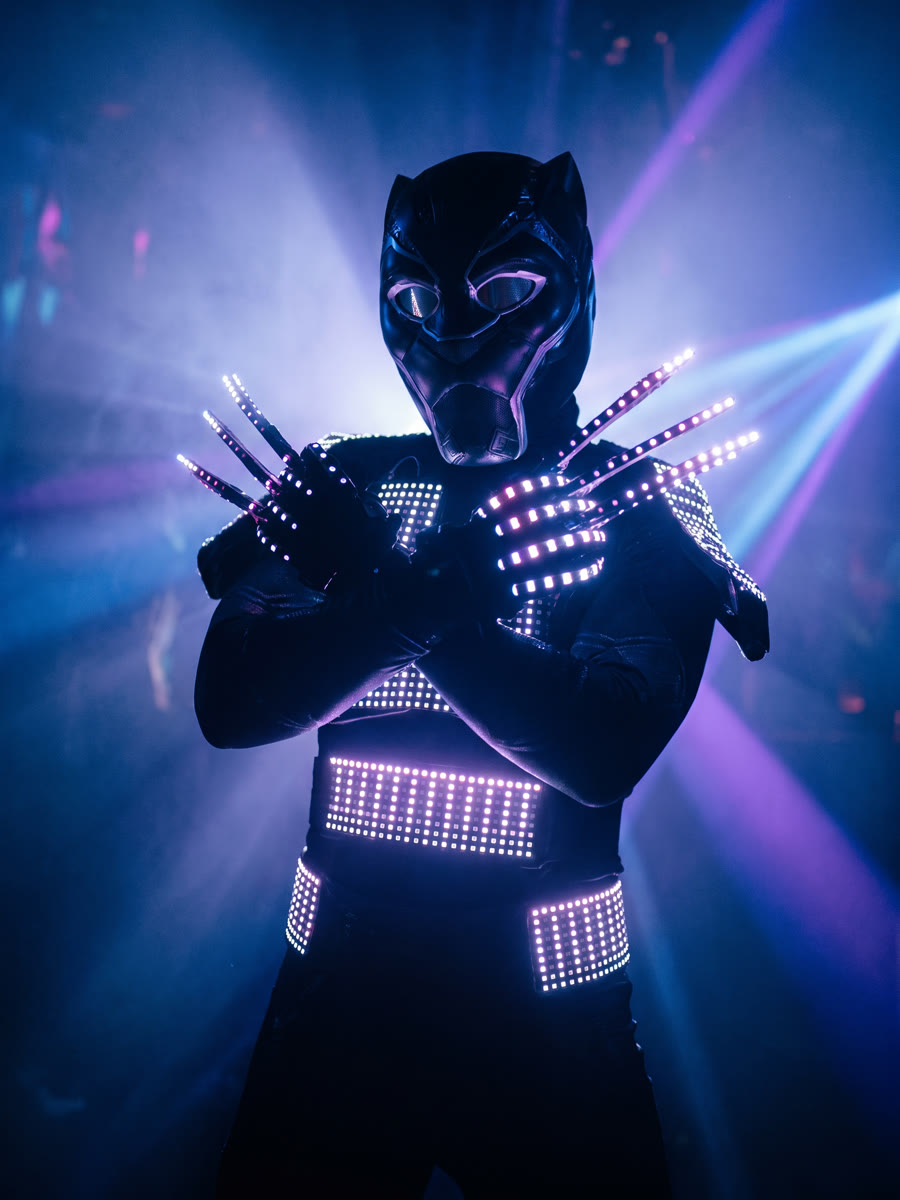Schwarzer Panther-Helm mit LED-Krallen und weissen Pixel-Panels
